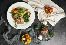 ‘균형 잡힌 식단’이 열풍… 나에게 맞게 실천하는 새로운 식탁 문화 a white plate topped with meat and veggies