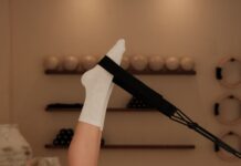 집에서도 전문 스튜디오 못지않게… 일상 속 필라테스로 건강 챙기기 바람 Woman does pilates exercise on a reformer machine.