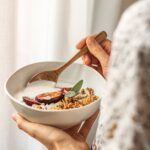 내 식단, 작은 변화로 건강 챙기기… 일상 속 실천 팁 주목 person holding white ceramic bowl with food
