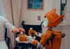 AI가 바꾼 건강 관리, 우리 일상에 스며든 똑똑한 루틴 Man gives robot bottles on a tray