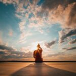 ‘마음챙김 명상’, 집에서 실천하는 스트레스 관리 생활화 person sitting and facing back under blue and white sky